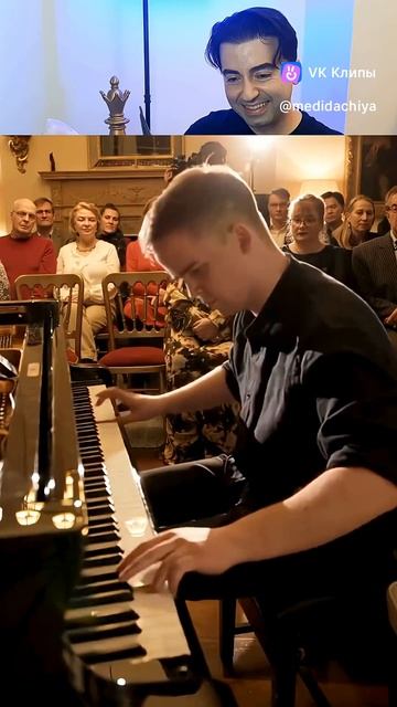 виртуозно играет на пианино 🎹