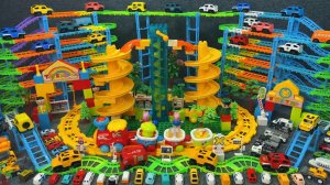 Залипательно — шариковая трасса и внедорожные машинки 🚗🟡 Мультики для детей