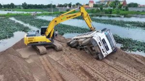 Самосвал ушел под оползень! Эпичное спасение бульдозером и двумя экскаваторами