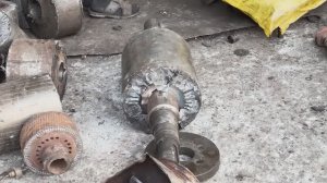 Старые роторы электродвигателей разбирают и производят переплавку чистого алюминия в болванки.