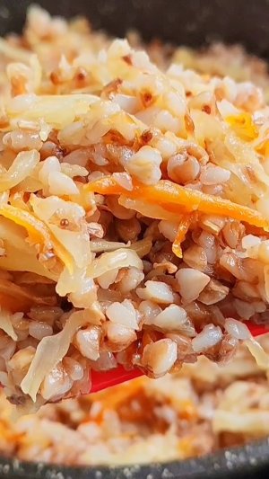 Гречка с капустой на сковороде вкусно и бюджетно в пост🥬