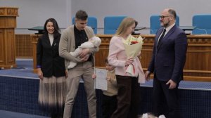 Глава Владивостока Константин Шестаков вручил сертификаты на приобретение жилья молодым семьям.