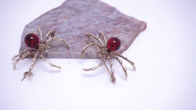 Брошь Паук Большой янтарь бронза бижутерия 496 Хорошие Вещи