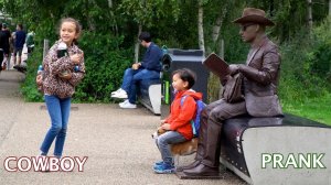 Одно движение памятника повергает их бежать!