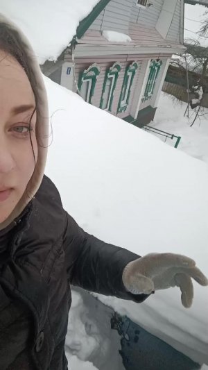 Скидываю снег с крыши