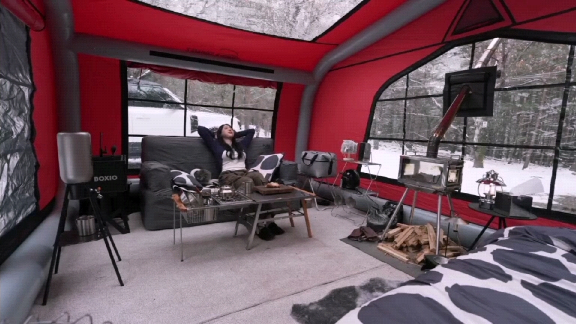 Палатка с надувным каркасом в которой есть всё для комфорта.