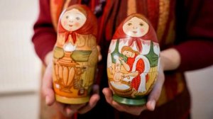 «Барышня с сюрпризом»: в мытищинской галерее искусств открылась выставка матрешки