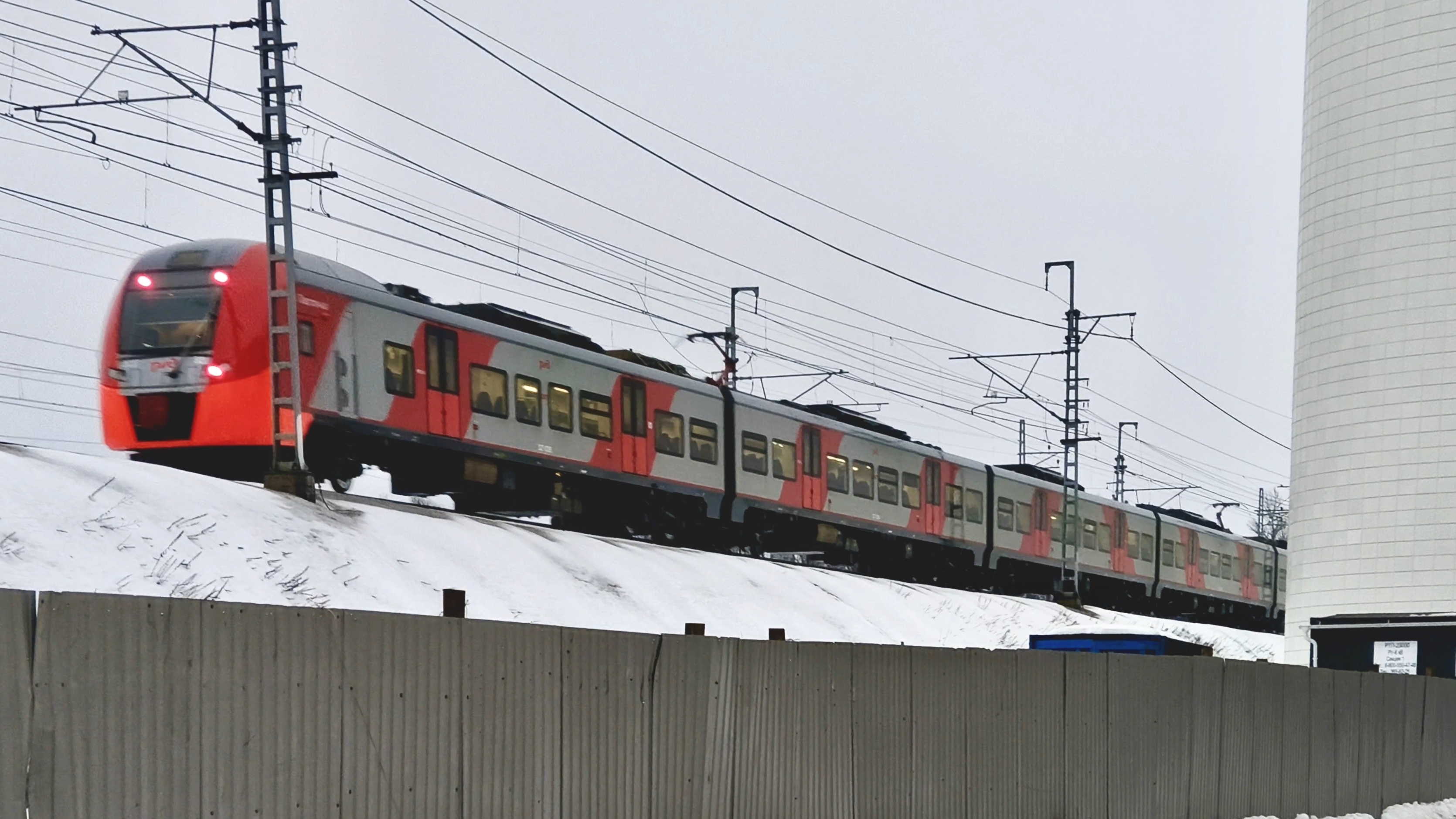 ЭС2Г 028/021 "Ласточка" сообщением Каннельярви - Санкт-Петербург прибывает на Финляндский вокзал.