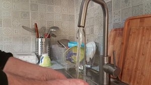 Слабый напор воды. Выкручиваем и чистим аэратор смесителя.