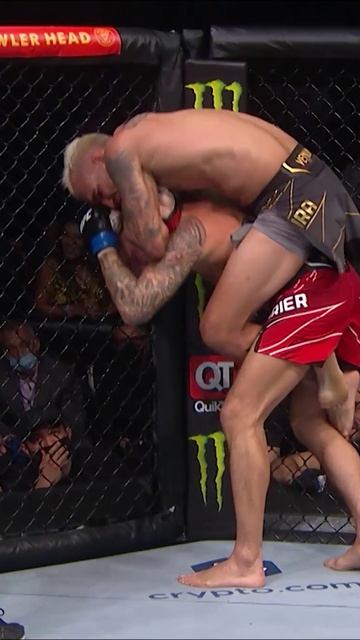 Рекордсмен по досрочным победам - Чарльз Оливейра