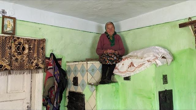 Одинокая жизнь бабушки  Евы (93г)  в горах. Вдали от цивилизации