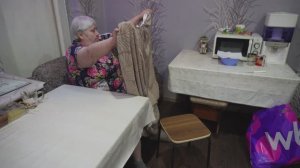 Мама в растерянности не понимает что купил сын для неё Показываем что купил для мамы на праздник