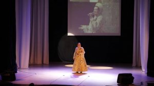 Припеваючи