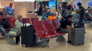 Из-за отмены стыковочных рейсов в Абу-Даби тысячи туристов оказались заблокированы в разных странах.