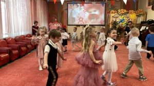 Танец "Мама". Группа №11 "Почемучки"