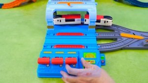 Поезда! Детская огромная железная дорога! Давай играть вместе!