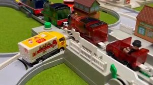 Целый мир для паровозиков и их друзей машинок. Использую:жд,машинки,домики итд. #дети #видеодлядетей