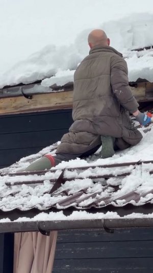 Почистил слив от льда 🤦