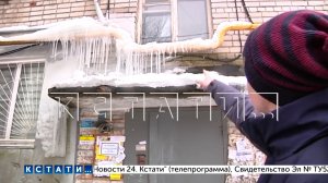 Выход из подъезда оказался перекрыт льдом, чтобы выбраться, жителям пришлось использовать перфоратор