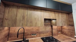 Прямая кухня с антресольным рядом Black & Wood