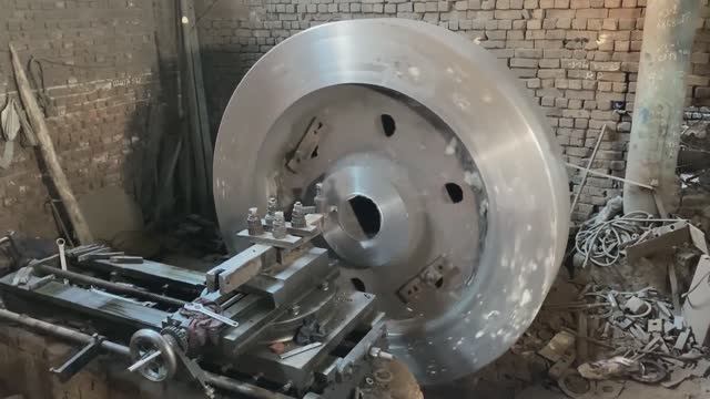 Процесс отливки и черновой обработки огромного 3х метрового маховика для промышленного станка.