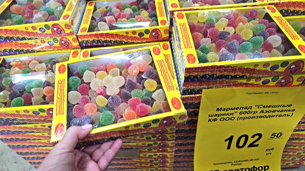 Магазин Светофор.Люди разбирают шикарные товары.Март 2026