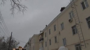 ГЖИ проверила ход работ очистки крыш домов на улице Июльских Дней