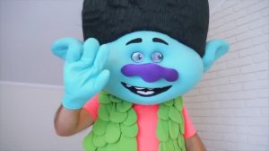 Настя и папа играют вместе и отмечают день рождения