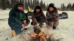 Мощные поклёвки хариуса продолжаются. Сало на костре.