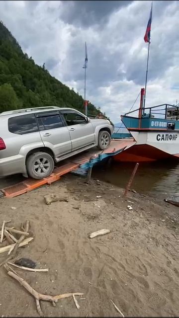 Погрузка авто на паром! Авто переправа для туристов!