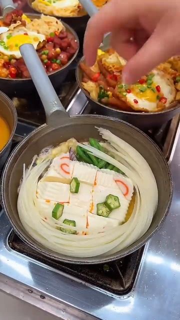 Фирменный горячий рисовый суп с лапшой в горшочке на водяной бане.