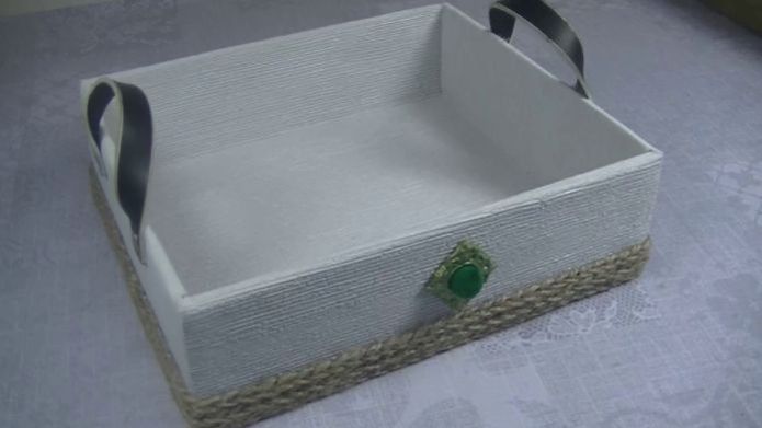 Полезная идея  из картонной коробки и обоев .