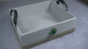 Полезная идея  из картонной коробки и обоев .