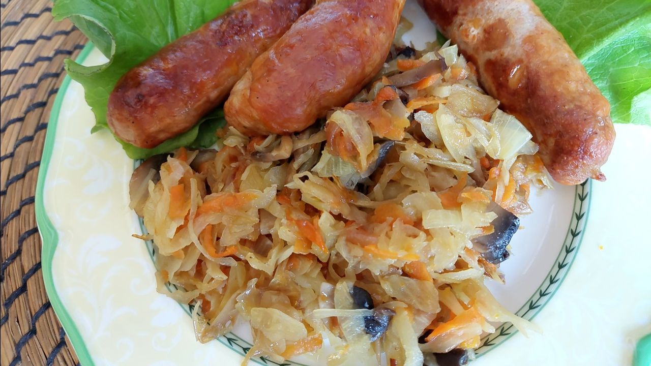 Гарнир – капуста жареная с грибами к купатам. Получается сочно и вкусно.
