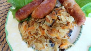 Гарнир – капуста жареная с грибами к купатам. Получается сочно и вкусно.