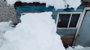 Первый день весны.Чистим снег.