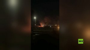 اشتعال النيران وتصاعد الدخان إثر هجوم بطائرة مسيرة استهدف القاعدة الأمريكية في مطار أربيل