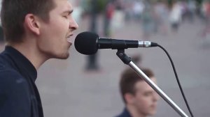 Парень классно поёт на улице. ДДТ - Метель на гитаре