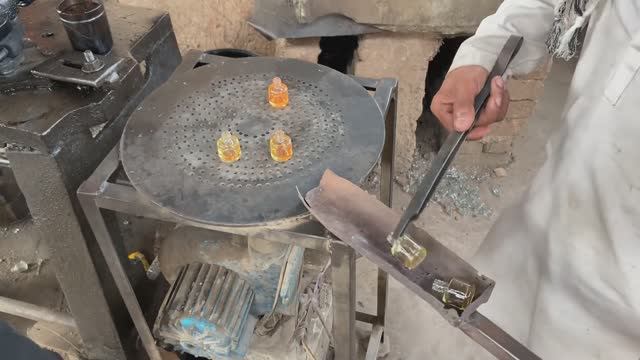 Удивительное производство маленьких стеклянных флакончиков для духов или растворов.