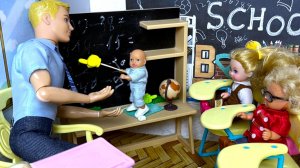 В ШКОЛЕ НОВЕНЬКИЙ?🤪🤪🤪 Катя и Макс веселая семейка! Куклы Барби новые мультики Даринелка