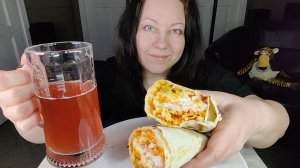 Мукбанг Острая шаурма с курицей и овощами.