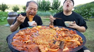 Выдержанное рагу из свинины с кимчи и лапшой быстрого приготовления, без дополнительных приправ