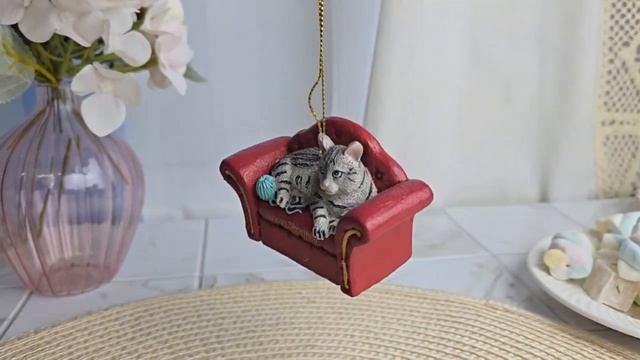 Ёлочная игрушка ГЛАВНЫЙ В ДОМЕ — АМЕРИКАНСКИЙ КОРОТКОШЁРСТНЫЙ КОТ, полистоун, 9 см, E0671-4