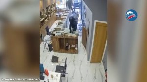 Грабители на мопедах с мачете и молотками обчистили ювелирный магазин