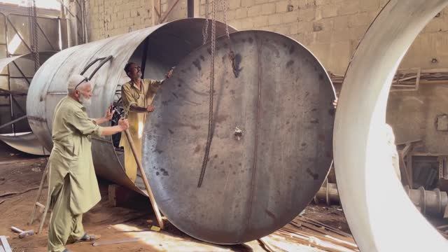 Производственный процесс. Сварка автомобильной цистерны.