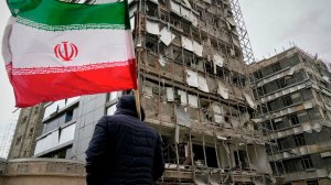 Люди массово эвакуируются из стран Ближнего Востока через погранпереход в Астаре