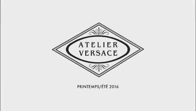 Показ женской коллекции Versace весна-лето 2016