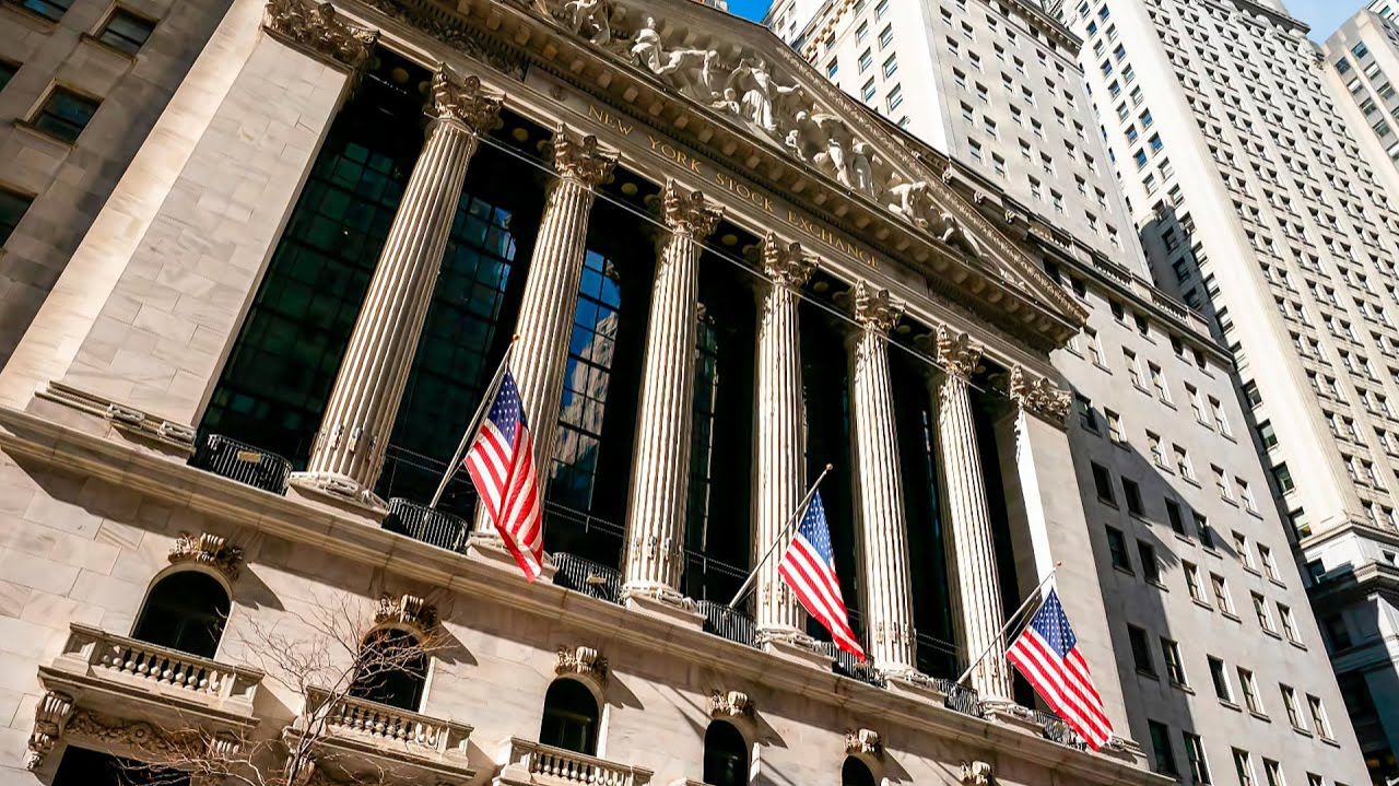 Рецессия в США и парадокс фондового рынка: Анализ безумия на Уолл-стрит