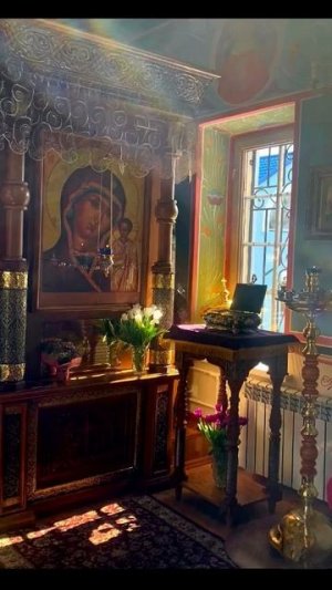 Перед иконой Божьей матери