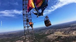 В Техасе два человека застряли в корзине воздушного шара на высоте почти 300 метров.